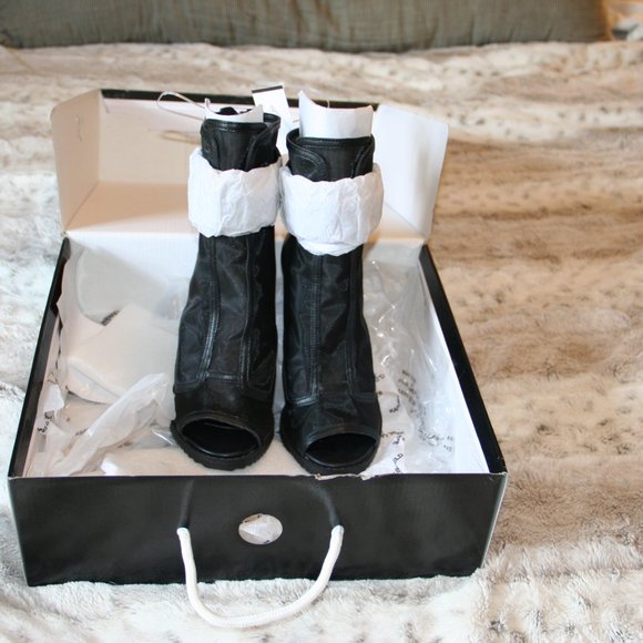 KARL LAGERFELD PARIS Blayze Embellished Ornament Strap Detail Peep Toe Shooties - Picture 6 of 6